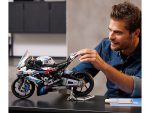 LEGO Technic 42130 - BMW M 1000 RR - Produktbild 03